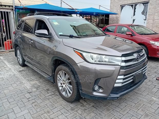 Toyota Highlander XLE 4dr SUV AWD (3.5L 6cyl 6A) 2015 Gray