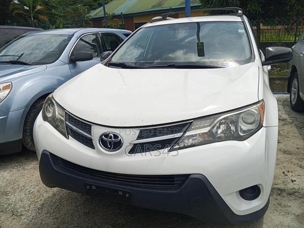 Toyota RAV4 LE 4dr SUV (2.5L 4cyl 6A) 2015 White