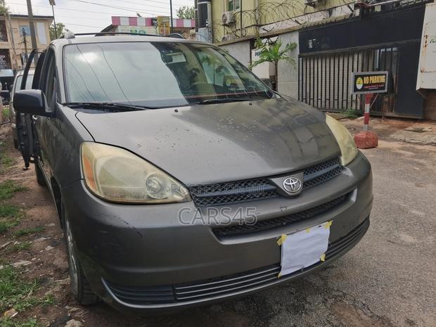 Toyota Sienna 2004 Gray