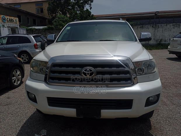 Toyota Sequoia Platinum 4dr SUV 4WD (5.7L 8cyl 6A) 2010 White