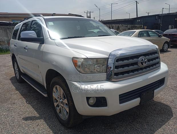 Toyota Sequoia Platinum 4dr SUV 4WD (5.7L 8cyl 6A) 2010 White