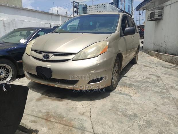 Toyota Sienna 2009 Gold