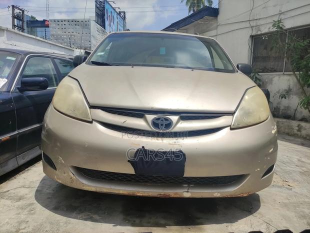 Toyota Sienna 2009 Gold
