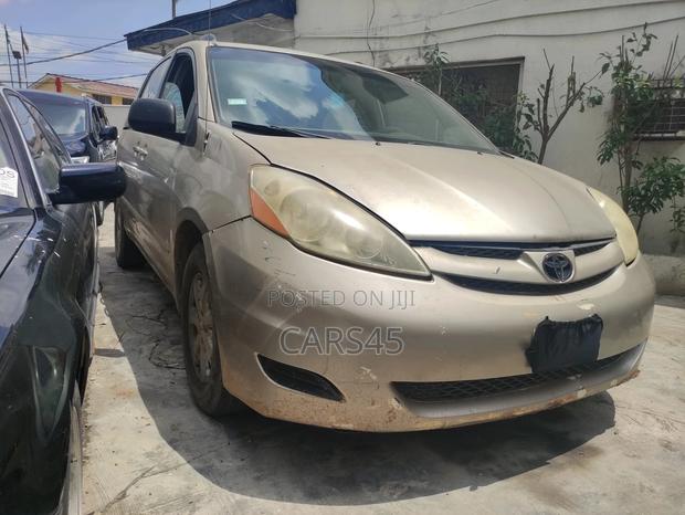 Toyota Sienna 2009 Gold