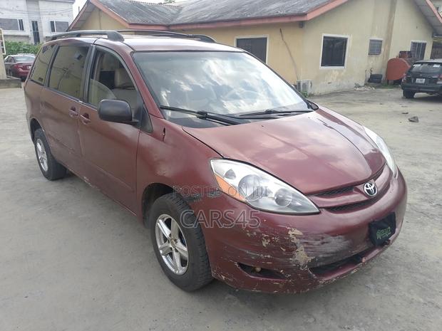 Toyota Sienna 2005 Red