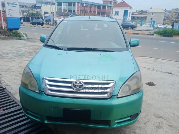 Toyota Avensis Verso 2002 Green