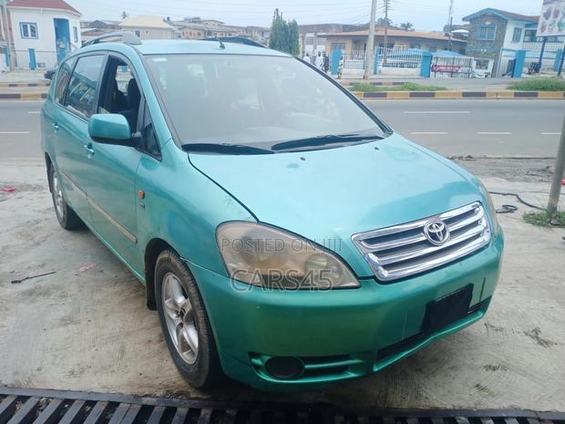 Toyota Avensis Verso 2002 Green