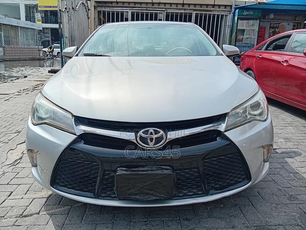 Toyota Camry SE 4dr Sedan (2.5L 4cyl 6A) 2015 Silver