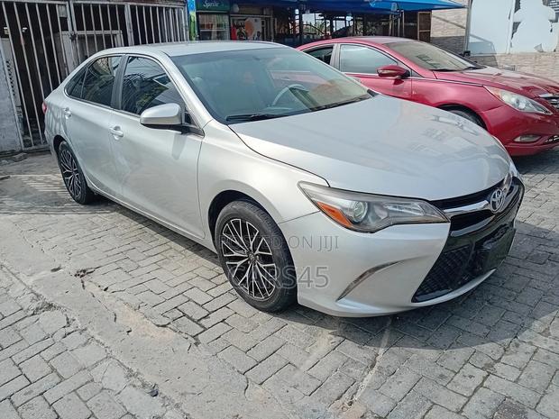 Toyota Camry SE 4dr Sedan (2.5L 4cyl 6A) 2015 Silver