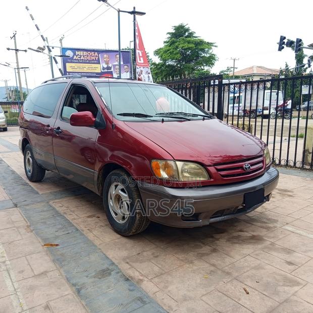 Toyota Sienna 2000 Red