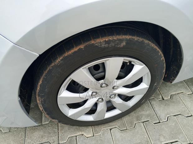 Toyota Corolla LE Premium 4dr Sedan (1.8L 4cyl CVT) 2016 Silver