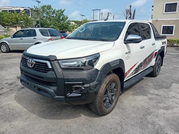 Toyota Hilux 2025 White