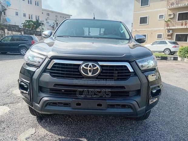 Toyota Hilux 2025 Black
