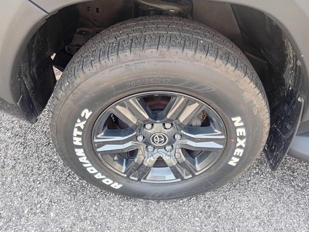 Toyota Hilux 2025 Black