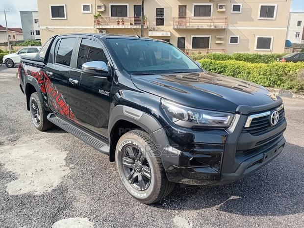 Toyota Hilux 2025 Black