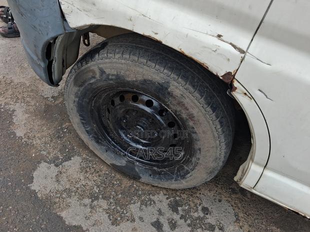 Toyota HiAce 2000 White