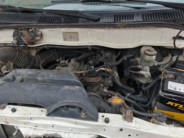 Toyota HiAce 2000 White