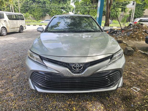 Toyota Camry 2018 Silver