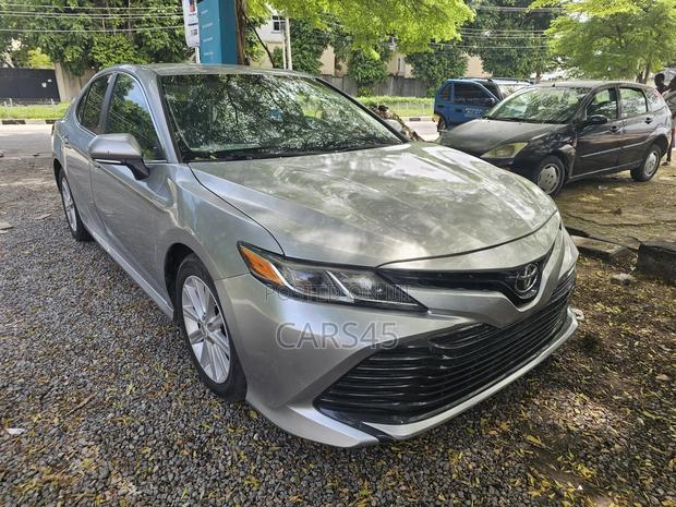Toyota Camry 2018 Silver