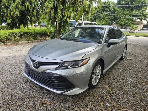Toyota Camry 2018 Silver