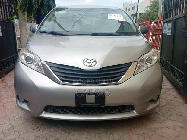 Toyota Sienna 2011 Gray