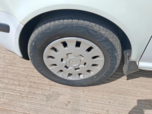 Volkswagen Golf 2000 White