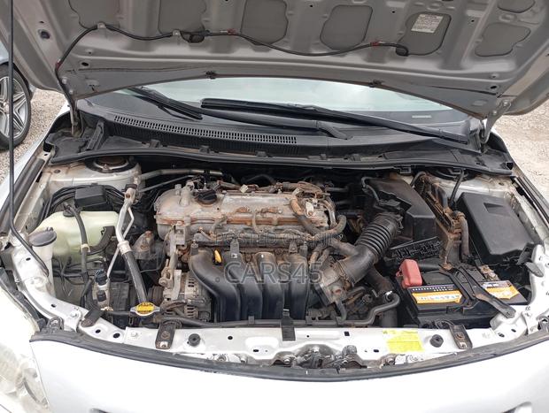 Toyota Corolla 2010 Silver