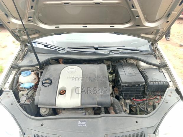 Volkswagen Golf 2005 Gold