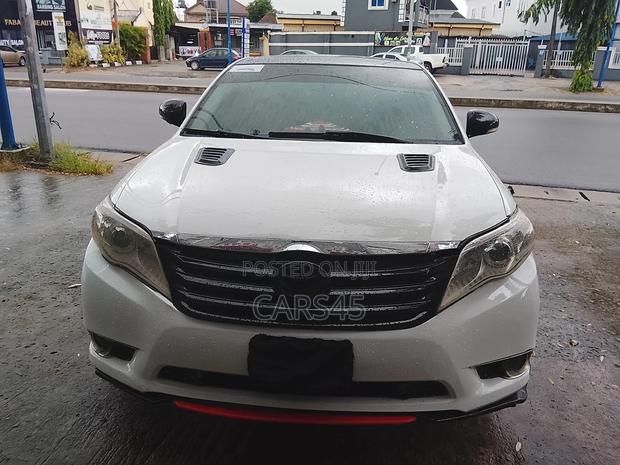 Toyota Avalon Base Sedan FWD (3.5L 6cyl 6A) 2012 White
