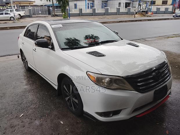Toyota Avalon Base Sedan FWD (3.5L 6cyl 6A) 2012 White