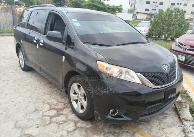 Toyota Sienna 2015 Black