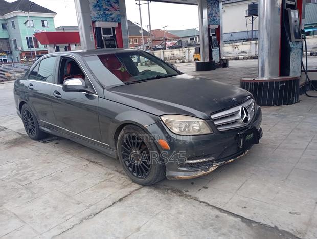 Mercedes-Benz C300 2011 Black