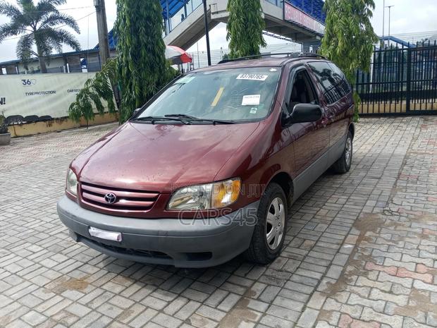 Toyota Sienna 2002 Red