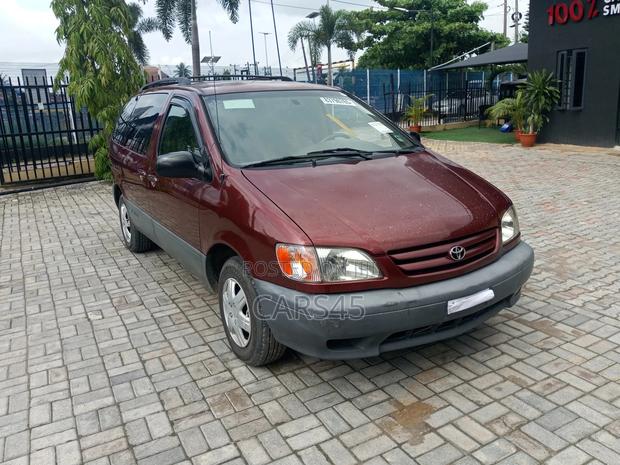 Toyota Sienna 2002 Red