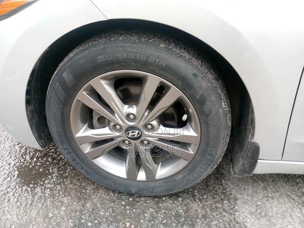 Hyundai Elantra 2018 Silver