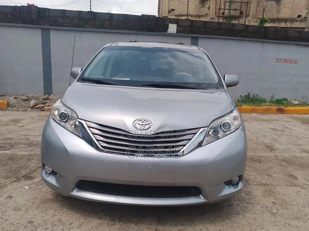 Toyota Sienna 2011 Gray