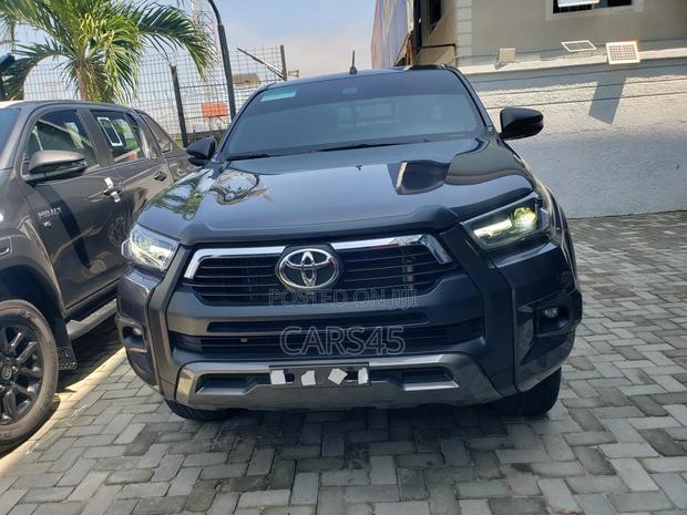 Toyota Hilux 2023 Gray