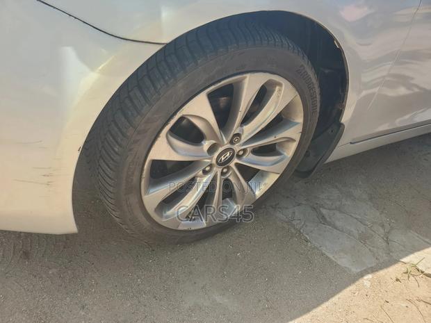 Hyundai Sonata Limited Sedan FWD (2.4L 4cyl 6A) 2012 Silver