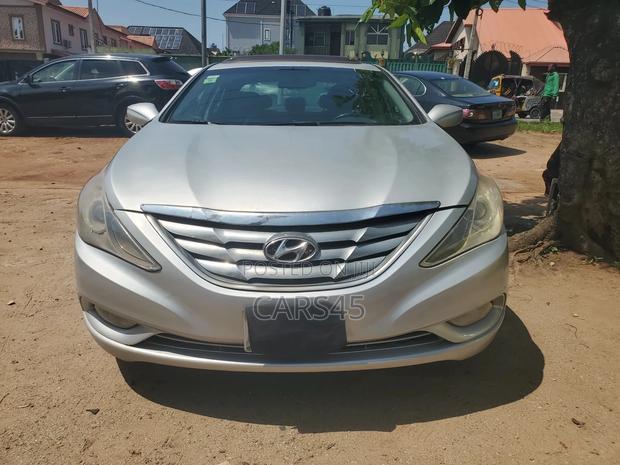 Hyundai Sonata Limited Sedan FWD (2.4L 4cyl 6A) 2012 Silver