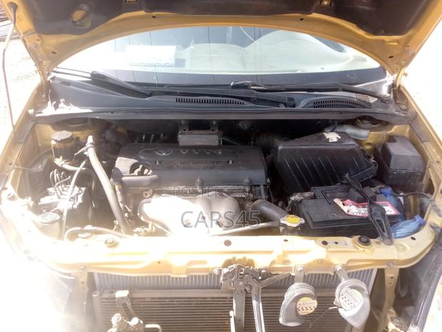 Toyota Avensis Verso 2004 Yellow