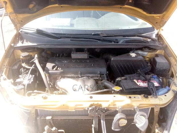 Toyota Avensis Verso 2004 Yellow