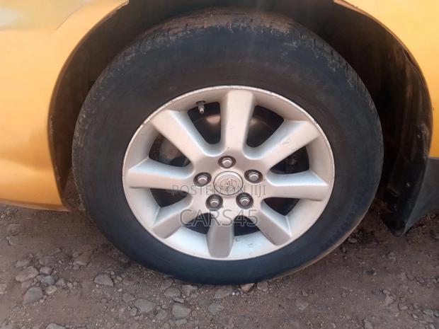 Toyota Avensis Verso 2004 Yellow