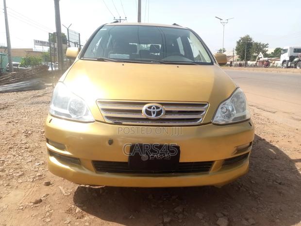 Toyota Avensis Verso 2004 Yellow