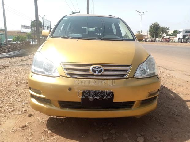 Toyota Avensis Verso 2004 Yellow