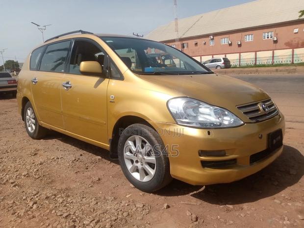 Toyota Avensis Verso 2004 Yellow