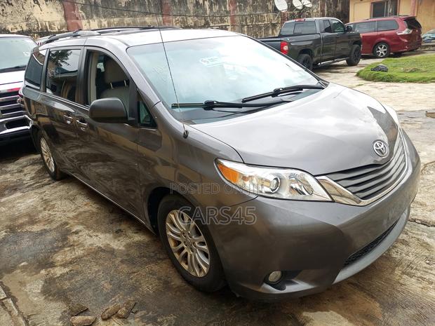 Toyota Sienna 2011 Gray