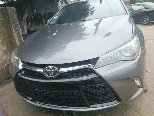 Toyota Camry SE 4dr Sedan (2.5L 4cyl 6A) 2016 Gray