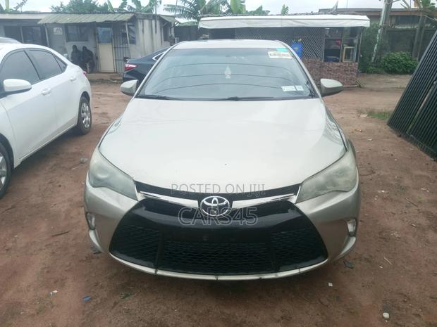 Toyota Camry SE 4dr Sedan (2.5L 4cyl 6A) 2015 Gold