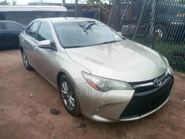 Toyota Camry SE 4dr Sedan (2.5L 4cyl 6A) 2015 Gold