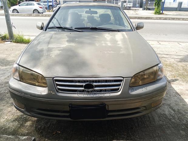 Toyota Camry LE 4dr Sedan (2.2L 4cyl 4A) 2000 Gold